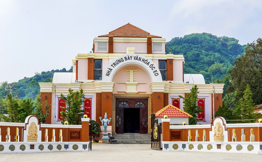 Nhà trưng bày văn hoá Óc Eo